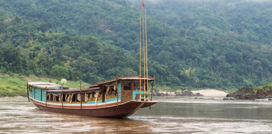 Jour 14 : Chiang Khong – Huay Xay – Pakbeng (B/L/D) Croisière partagée – Guide anglophone à bord