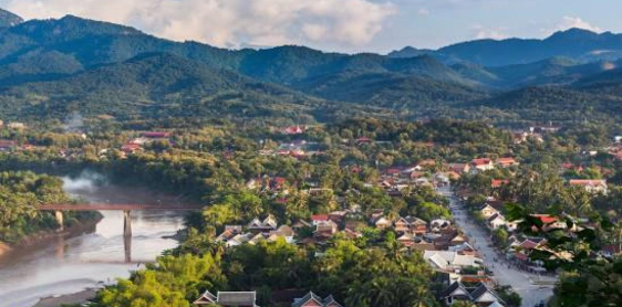 Jour 15 : Pakbeng – Luang Prabang (B/L) Croisière partagée - Guide anglophone à bord / Sans guide à Luang Prabang