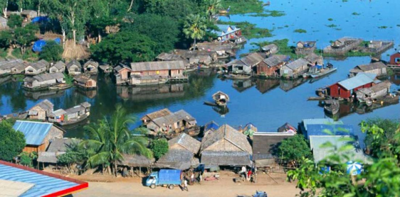 Jour 7 : Siem Reap - Banteay Srei – Village flottant de Chong Kneas  - Nuit chez habitant (B/D)