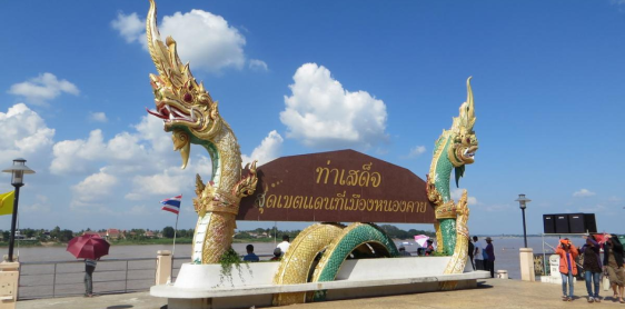 Jour 8: Udon Thani - Nong Khai – Vol pour Bangkok – Départ (B)