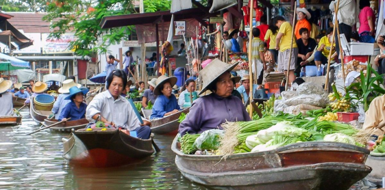 Jour 3 : Bangkok – Marché ferroviaire de Maeklong - Marché flottant de Damoen Saduak – Kanchanaburi (B)