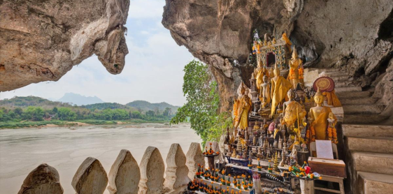 Jour 15 : Pakbeng – Luang Prabang (B/L) Croisière partagée avec guide anglophone / Sans guide à Luang Prabang