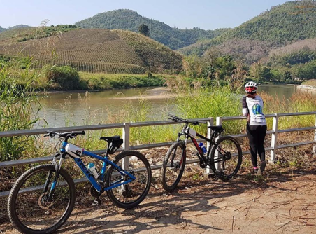 Balade en vélo le long de la rivier de Maekok 1 jour